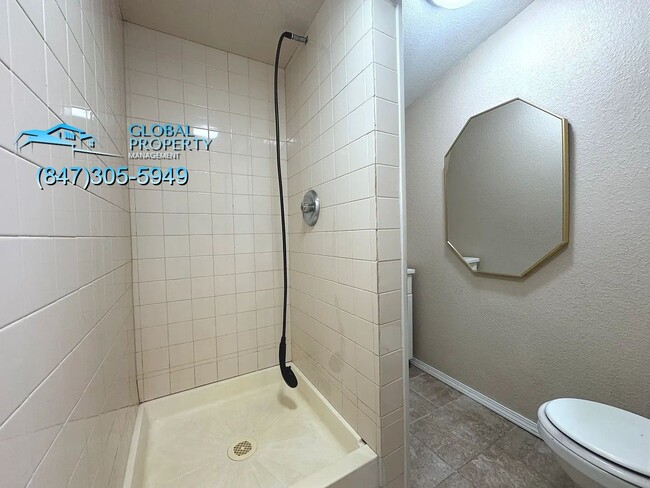 Building Photo - 5 Bedroom Home For Rent in Kankakee