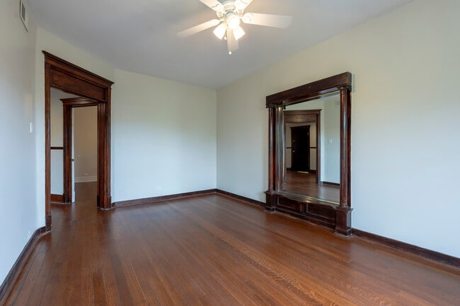 Building Photo - 666 E 50th Pl