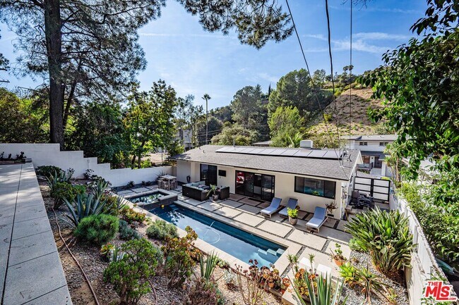 Building Photo - 3116 Beachwood Dr