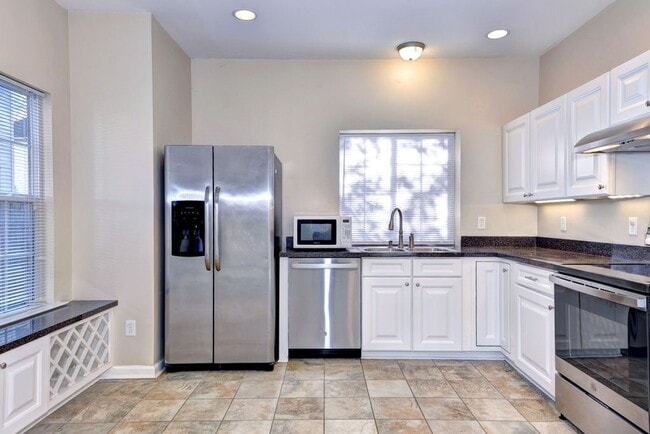 Building Photo - Updated Kiln Creek Home