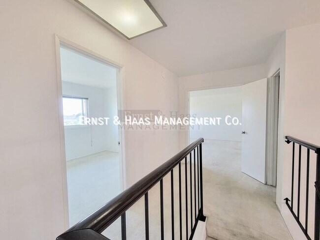 Building Photo - 5692 Vinevale Cir