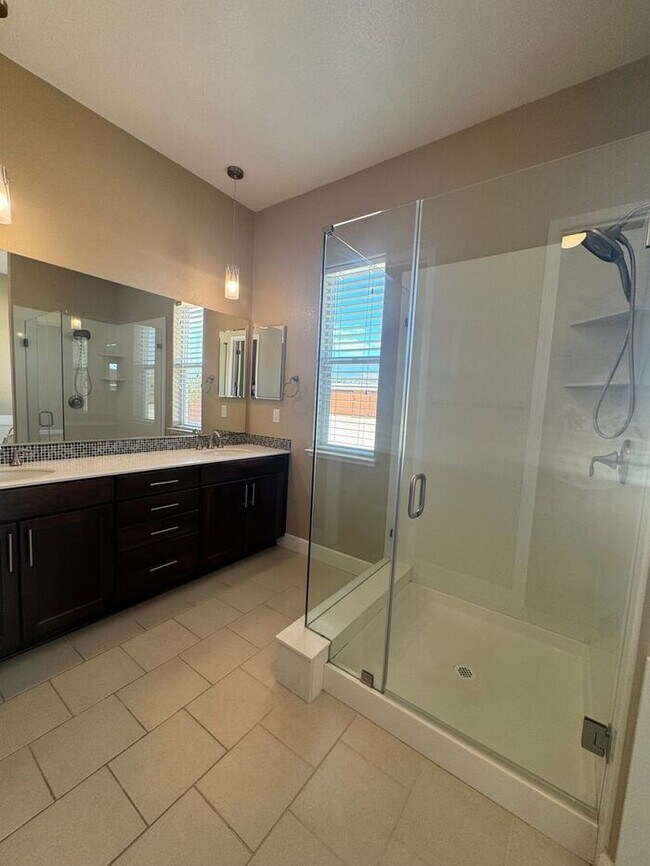 Building Photo - Beautiful Shadow Ridge Home in Spanish Spr...