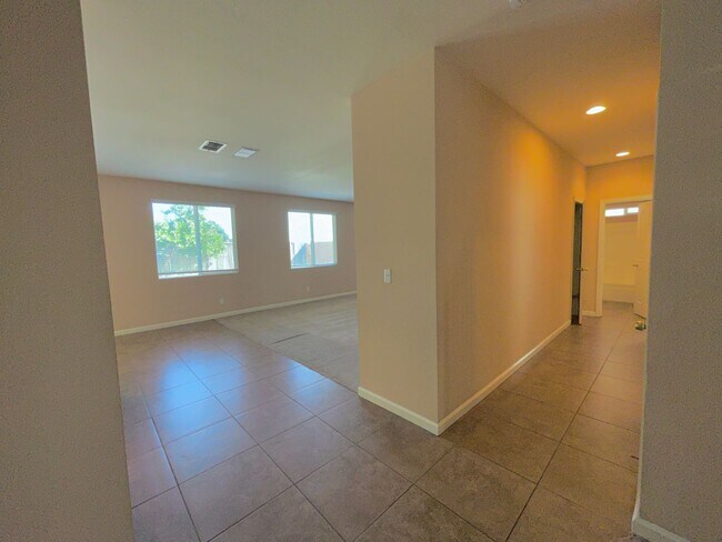 Building Photo - 6001 Jefjen Way