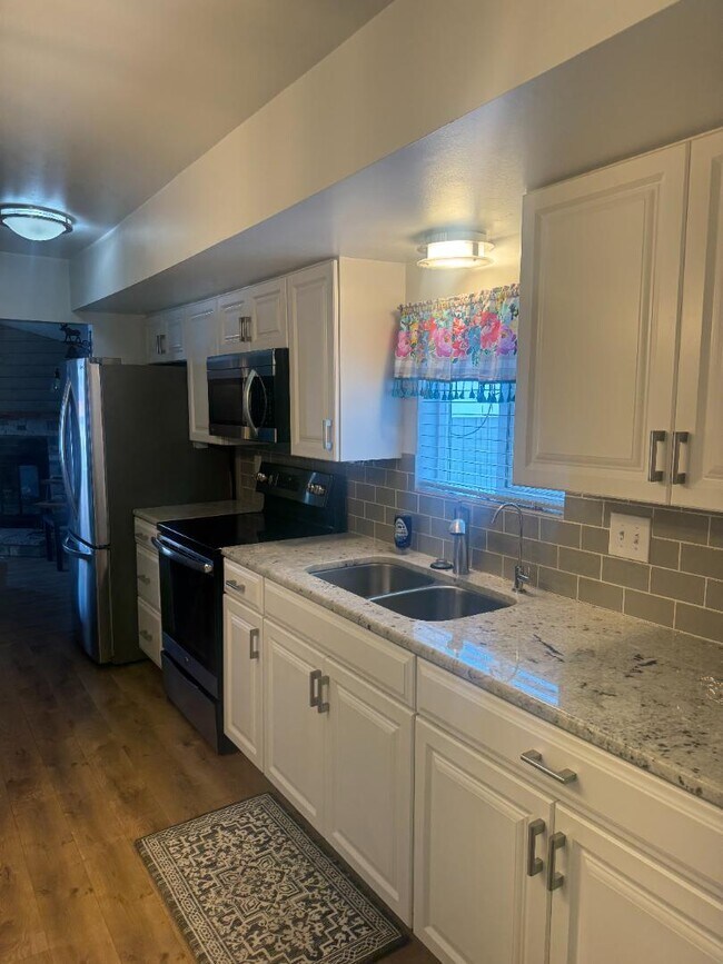 Building Photo - 308 Garnet St