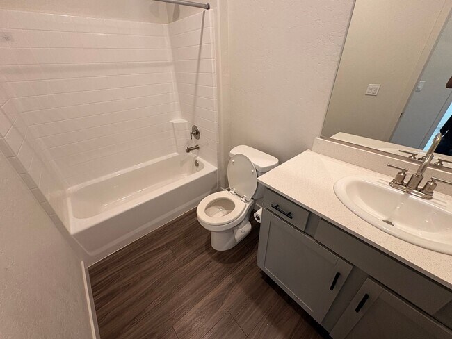 Building Photo - Beautiful Home for rent in Hanford, Ca