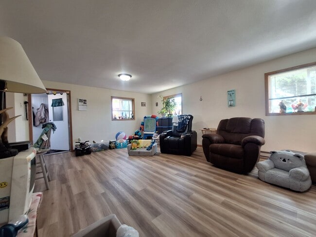 Building Photo - Spacious 2 Bedroom - AVAILABLE SEPTEMBER!