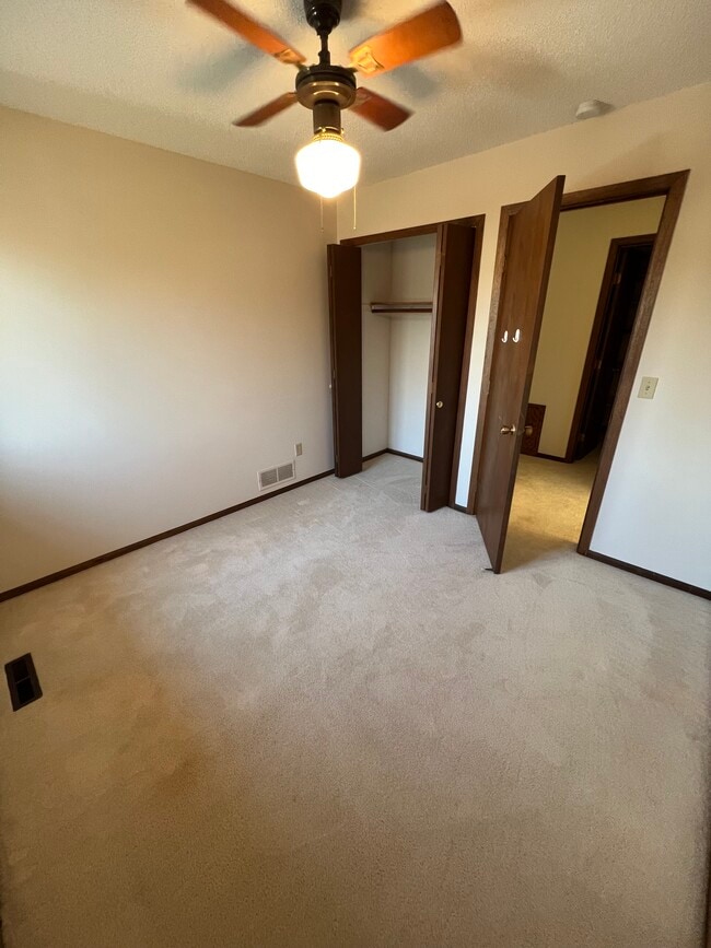 Building Photo - 5 Golden Oak Dr