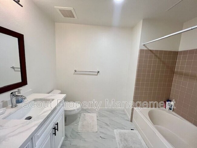 Building Photo - 445 Island Ave