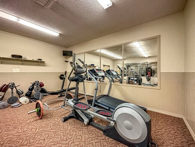 Building Photo - North Tacoma Condo Living | 2 Bed, 1.5 Bath End-Unit | Great Amenities!