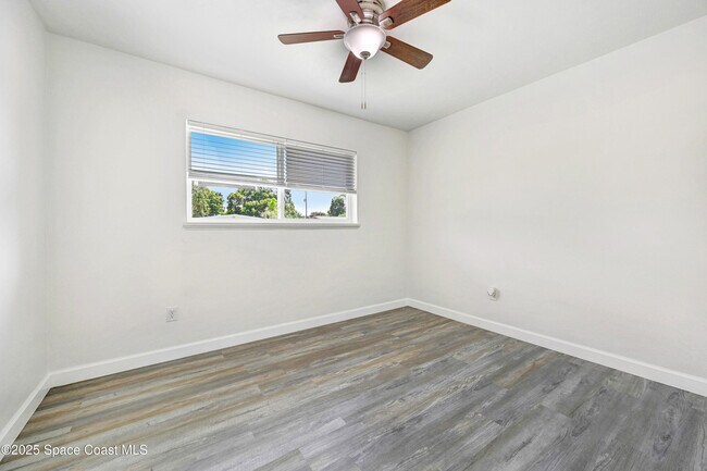 Building Photo - 702 Lund Cir