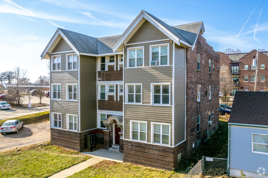 Building Photo - Village Green