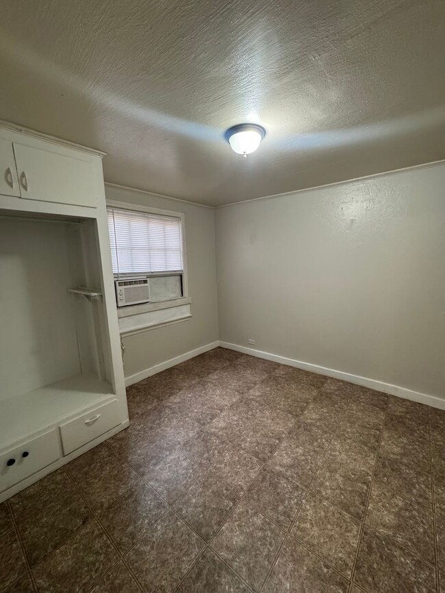 Building Photo - 2032 Acorn Ln