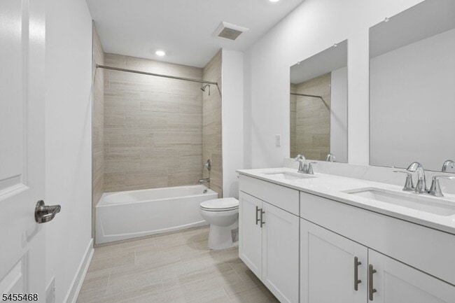 Building Photo - 52 Eastwood Ter