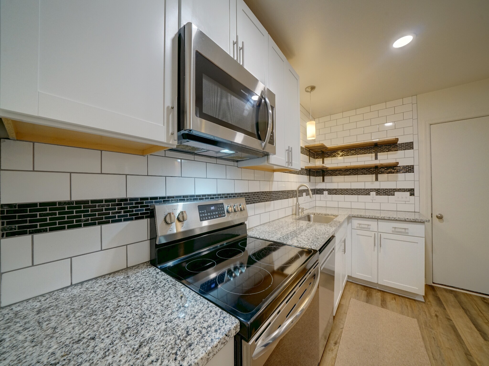 Kitchen. Stainless steel appliances - 405 Franklin St