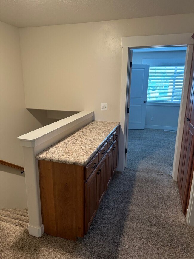 Building Photo - Spacious Townhome for rent in Rexburg