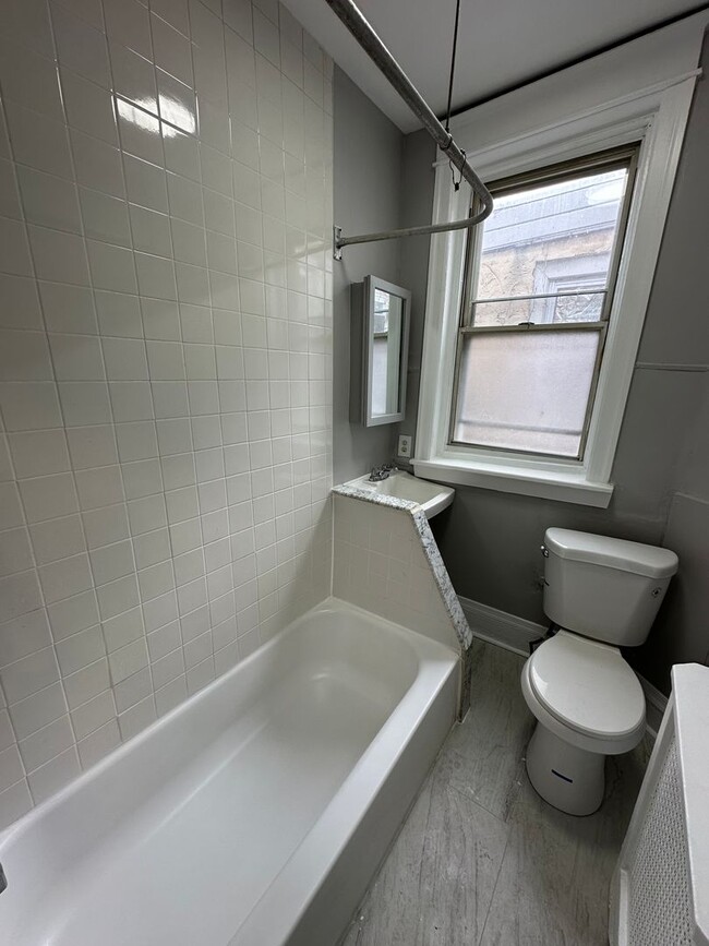 Building Photo - Beautiful renovated 3 bedroom