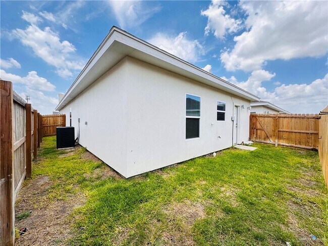 Building Photo - 11 West Dr