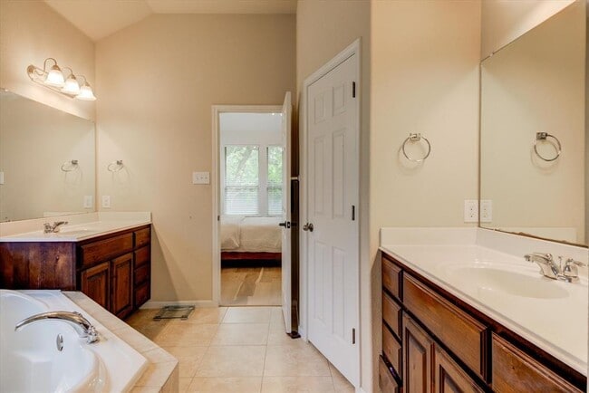Building Photo - 11129 Cap Stone Dr