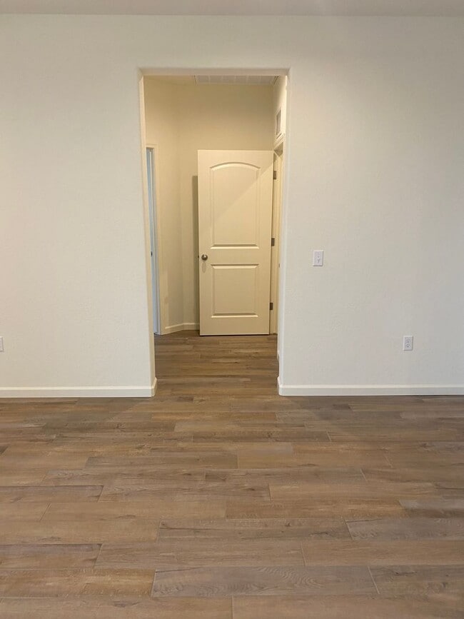 Building Photo - Newer 3 Bedroom 2 Bathroom Home in Tulare!