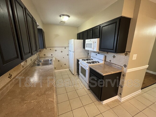 Building Photo - 1090 Greenwood Trail W Dr