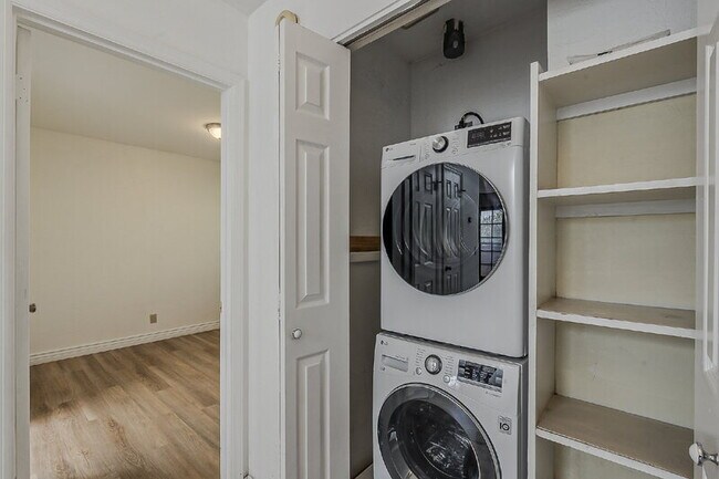 Building Photo - 1028 S Ash Ave