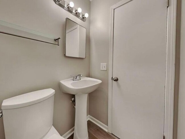 Building Photo - 2 Bedroom Townhome in Chapel Hill