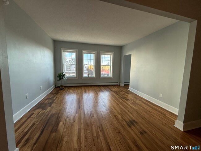 Building Photo - 187 Bank St