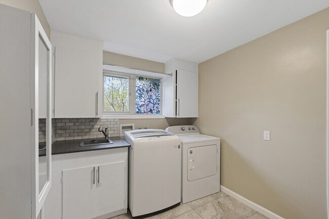 Building Photo - 1627 E Broadway