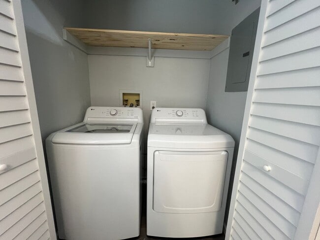 Building Photo - Fully Renovated 2 Bedroom 1.5 Bath Port Orange Home Available Now