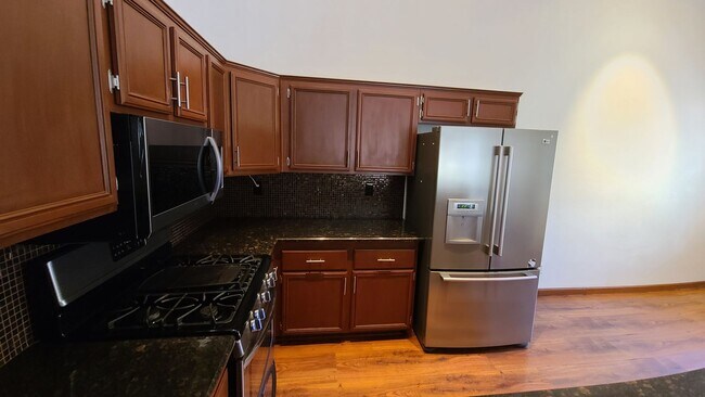 Building Photo - Upstairs Condo with Mountain and City View