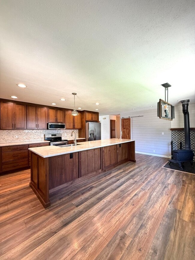 Building Photo - Beautiful 3 Bedroom, 2 Bathroom Rogue River Rental