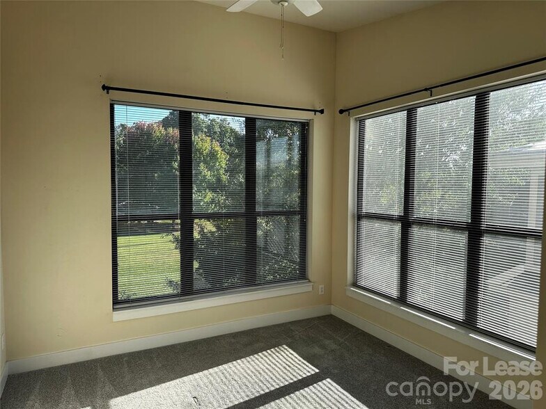 Building Photo - Room in Townhome on Spencer St