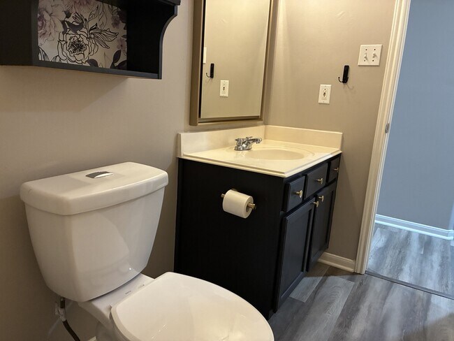 Building Photo - 2427 Halstead Dr