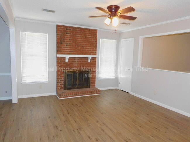Building Photo - 4921 Chaucer Dr