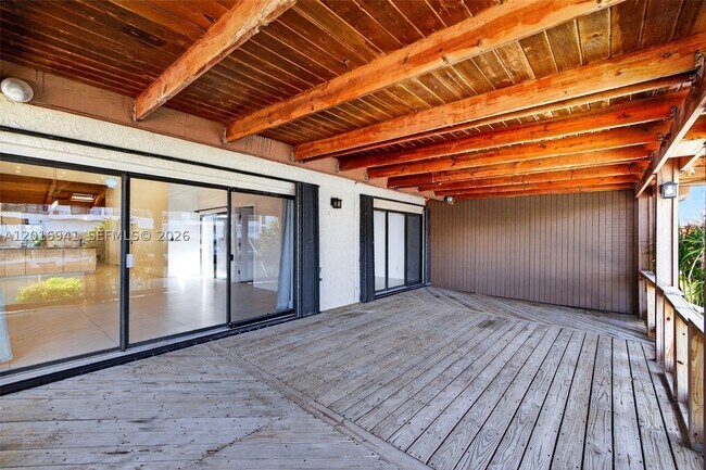 Building Photo - 2619 Parkview Dr S