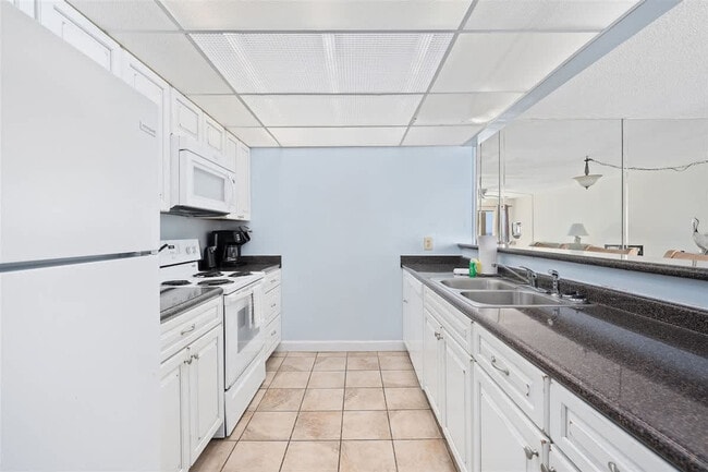 Building Photo - 8815 Thomas Dr