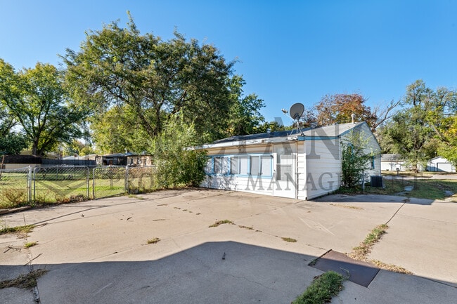 Building Photo - 918 N Clara St