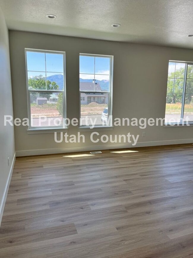 Building Photo - 2425 Orchard Cir