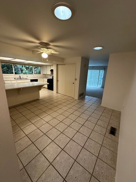 Building Photo - 515 16th Ave SE