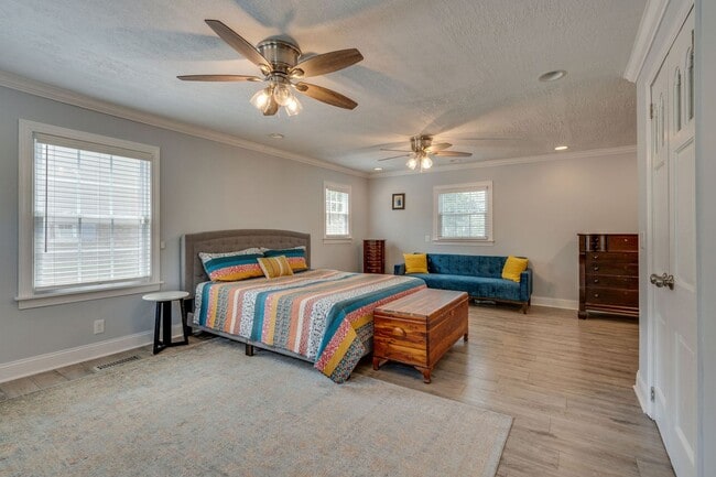 Building Photo - 4 Bedroom / 4 Bath Home for Rent! Kingspor...