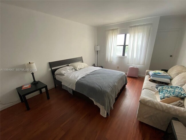 Building Photo - 240 Lakeview Dr