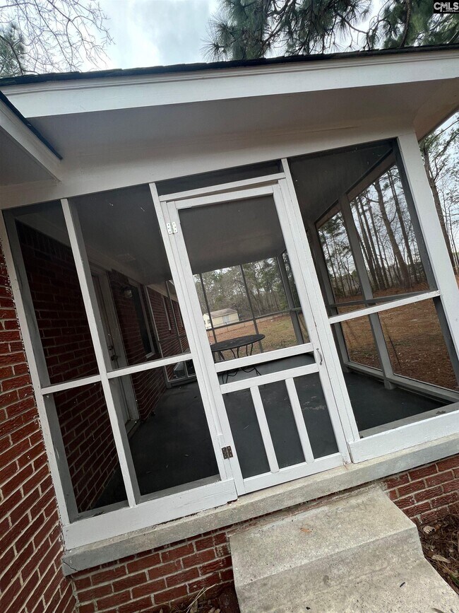 Building Photo - 1136 W Fairhill Dr