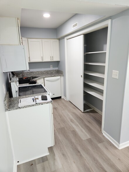 Kitchen - 2819 N Ohenry Blvd