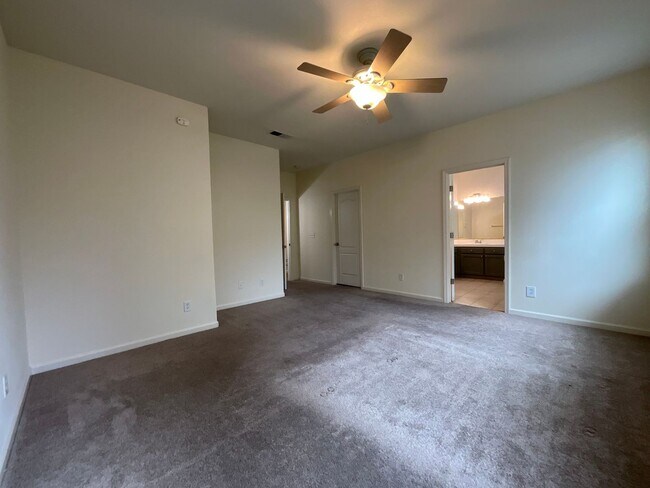 Building Photo - 2820 E Eclipse Ave
