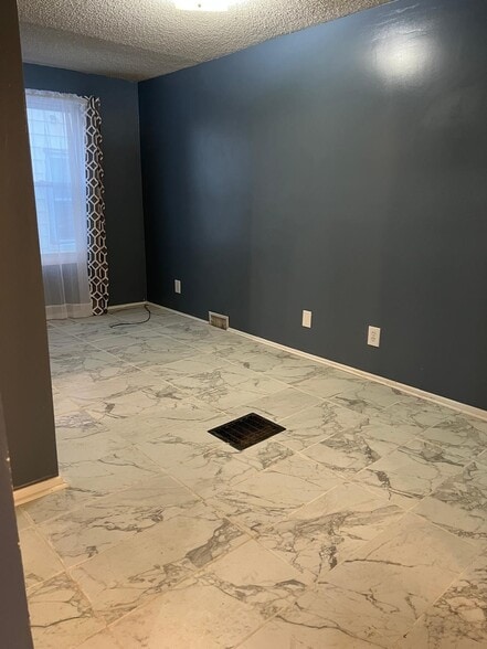 Building Photo - 2 Tracy St