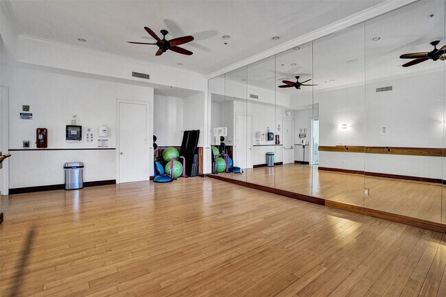 Building Photo - 3105 NE 184th St