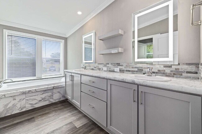 Building Photo - "Spacious 4-Bedroom Retreat with 3400 Sq Ft of Comfort in Gibsonton, FL!"