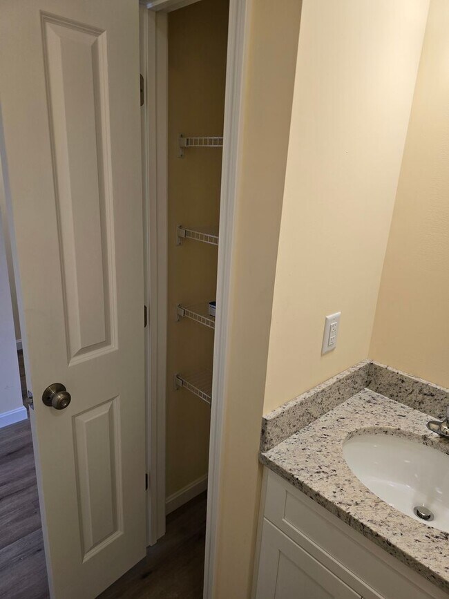 Building Photo - Megway Ct. (2-5)