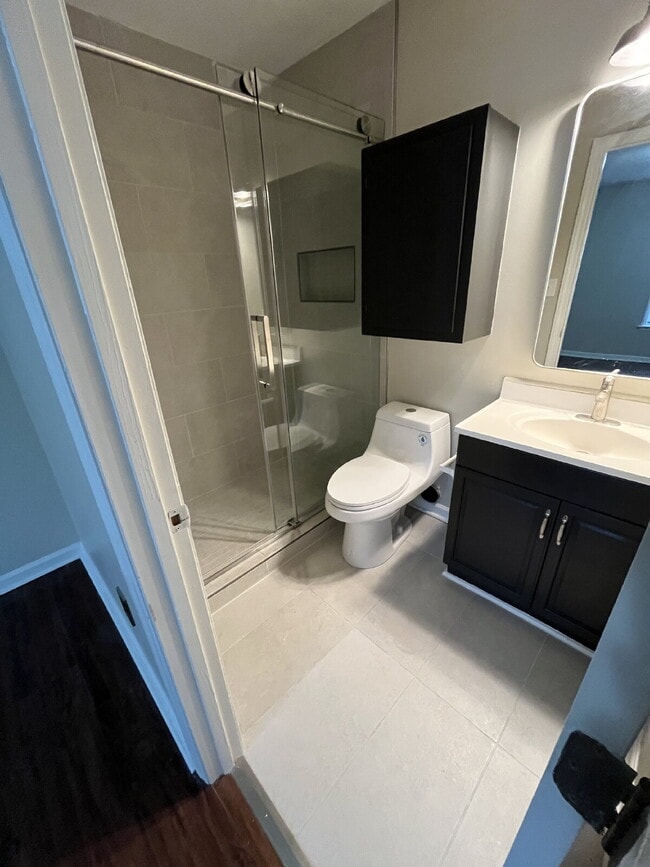 Building Photo - "Charming 2-Bed, 2-Bath Retreat in High Point's Peaceful Ambassador Court!"