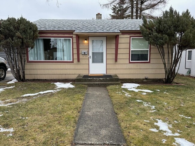 Building Photo - Cozy and Conveniently Located 2 Bed 1 Bath...